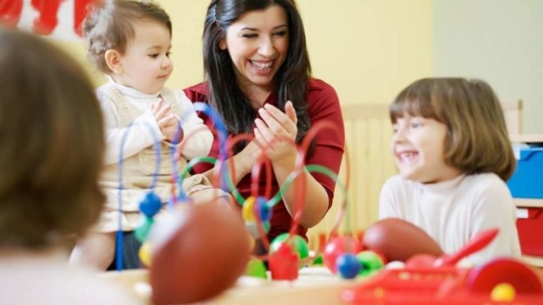 Educadora en una guardería con niños