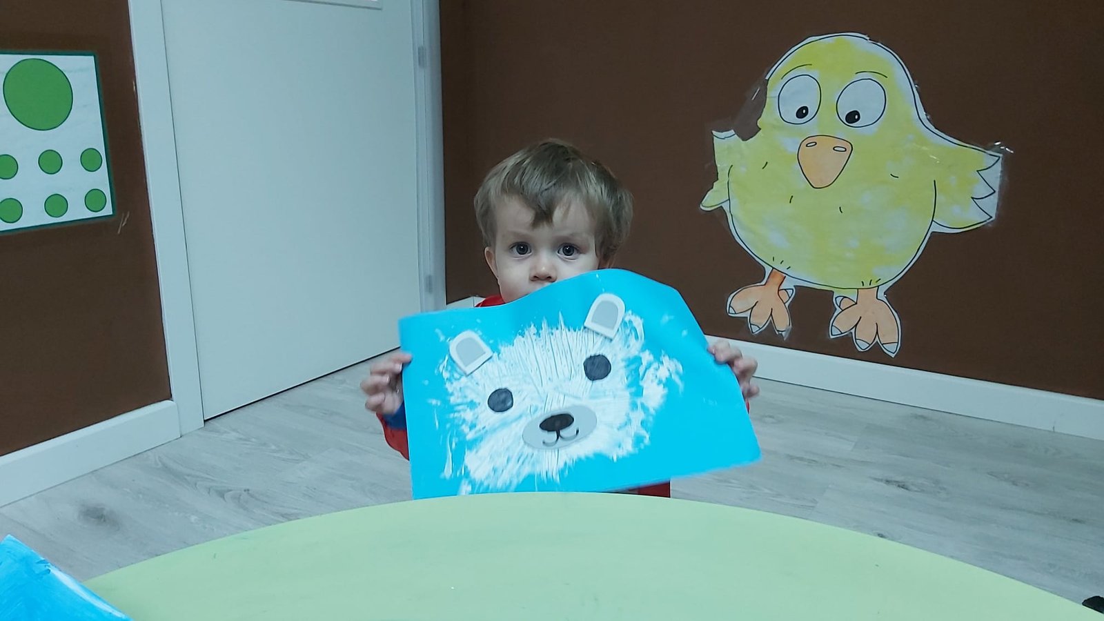 manualidad infantil de oso polar blanco