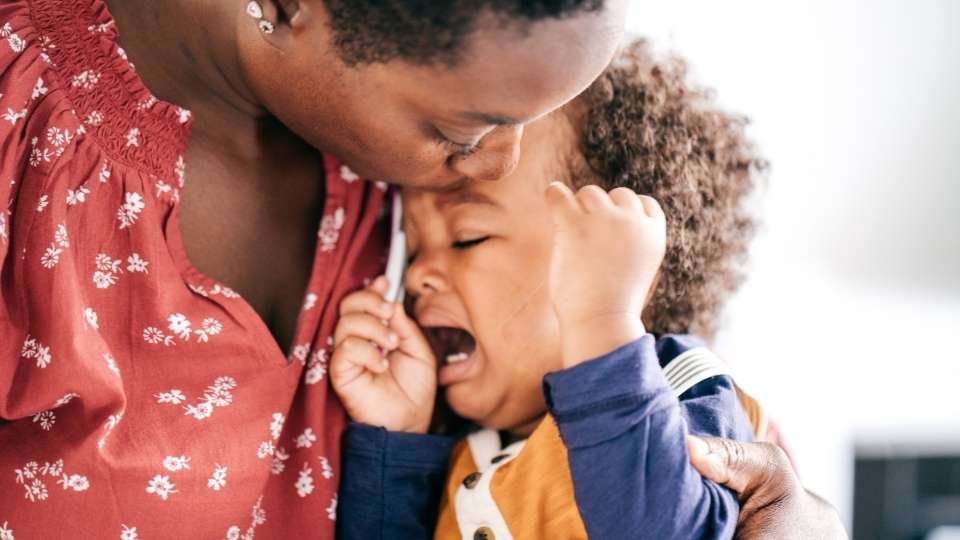 Mama abrazando a niño