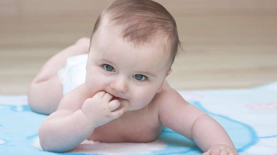 bebe chupándose la mano