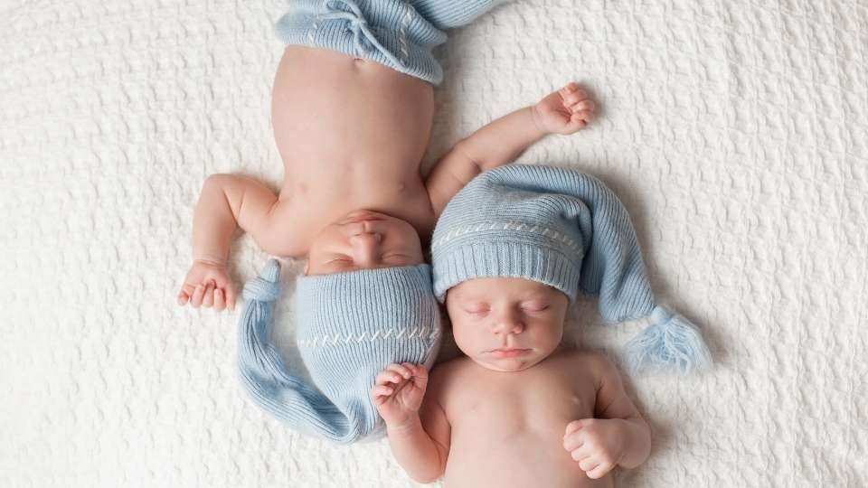 bebés gemelos