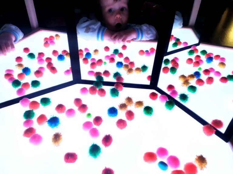 Yayoi Kusama en mesa de luz para niños