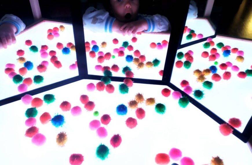 Yayoi Kusama en mesa de luz para niños