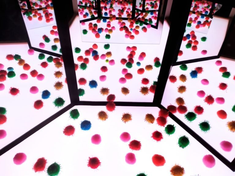 mesa de luz Yayoi Kusama