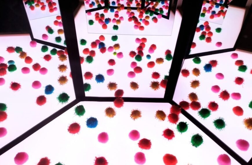 mesa de luz Yayoi Kusama