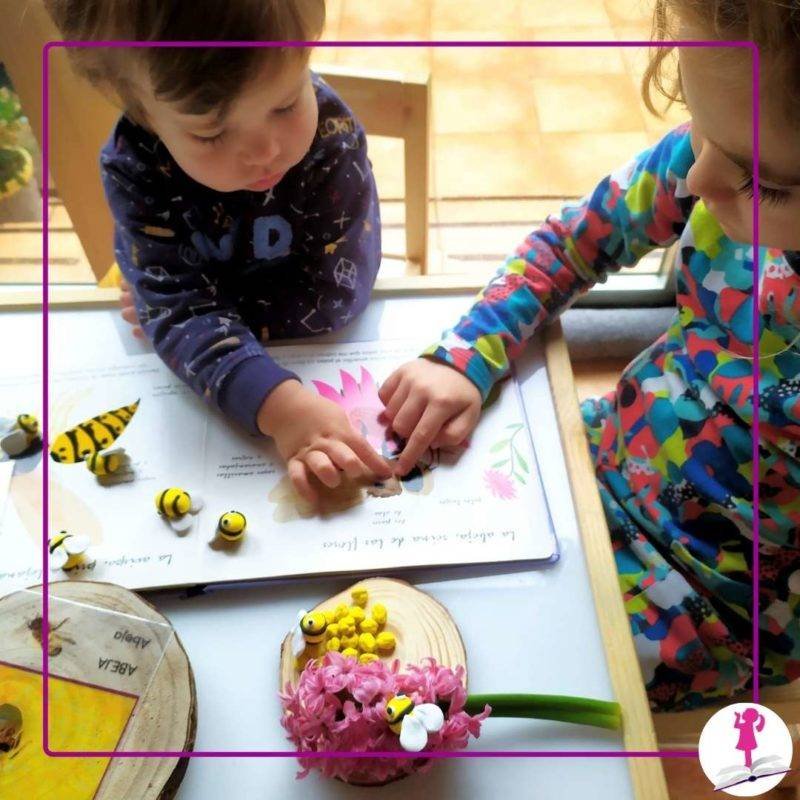 Niños tocando cuento de texturas