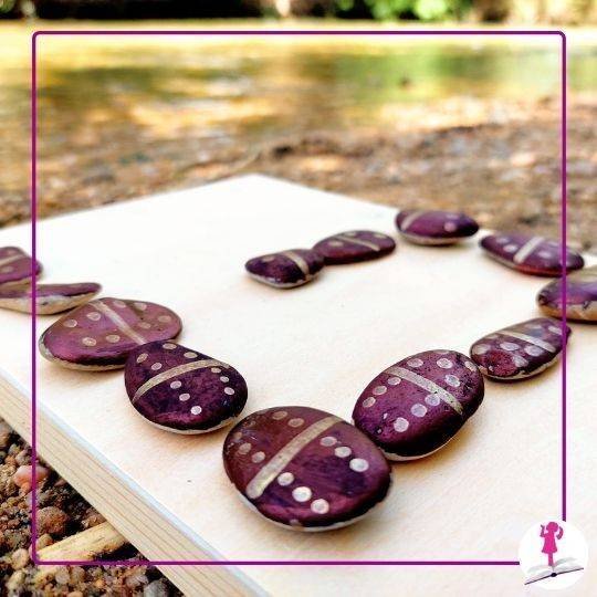 dominó con piedras de río