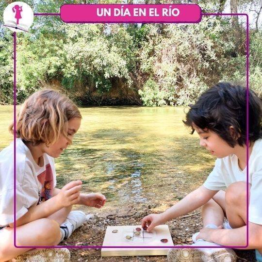 niñas jugando a 3 en raya en el río