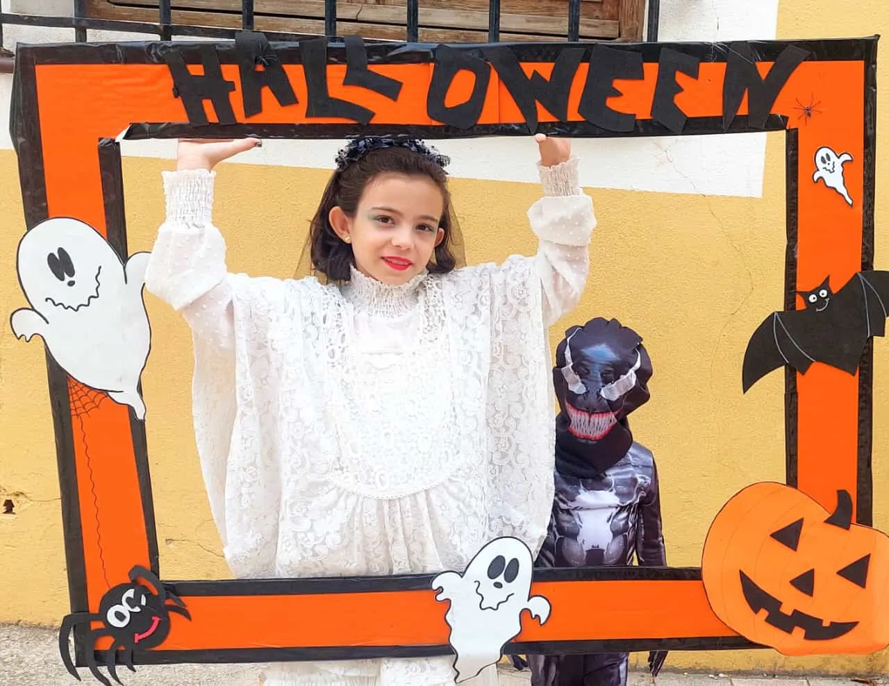 Niños disfrazados con marco de halloween