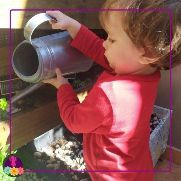 niño regando plantas