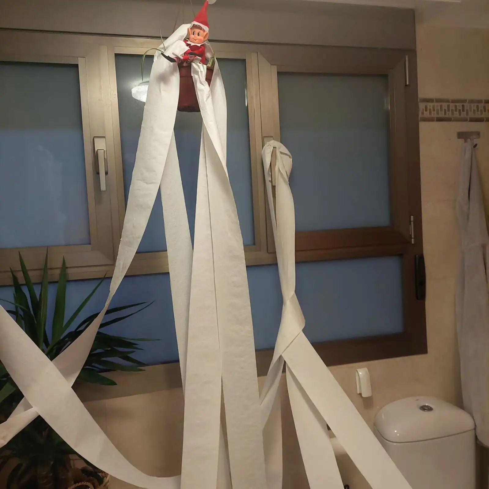 elfo navidad envuelto en papel