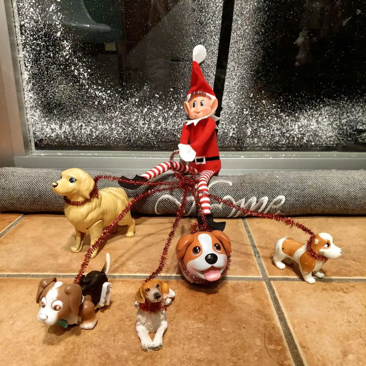 elfo llevando a perros a pasear