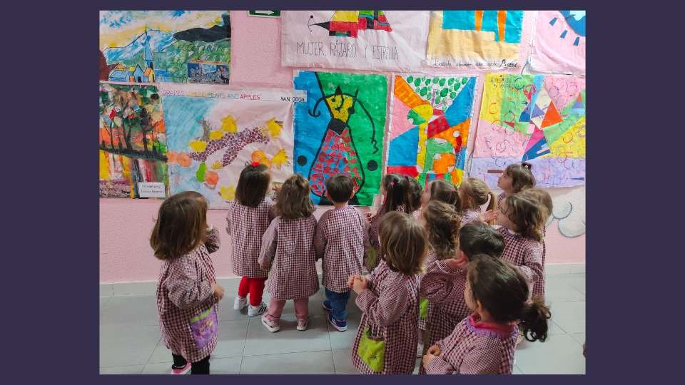 niños viendo cuadros de arte