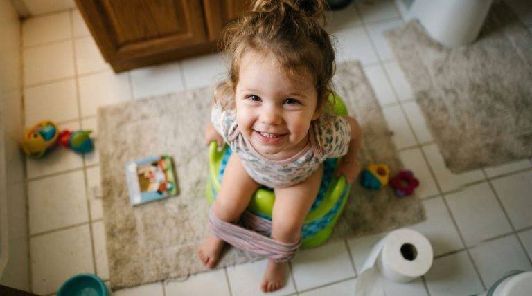 Niño de 2 años sentado en orinal infantil — Control de esfínteres Los Mundos de Noa