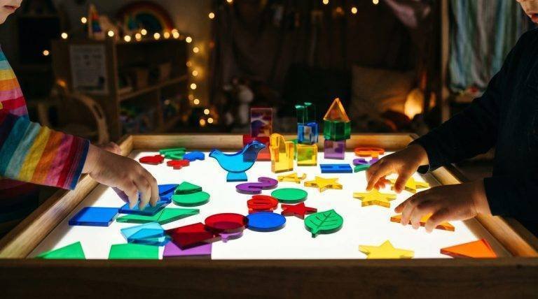 Mesa de luz para niños actividad sensorial — Los Mundos de Noa