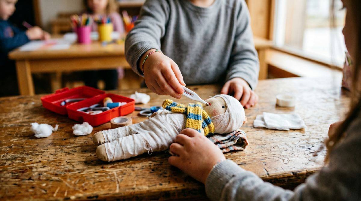 Muñeca con vendas y bufanda en mesa del aula — actividad Tengo una Muñeca Los Mundos de Noa