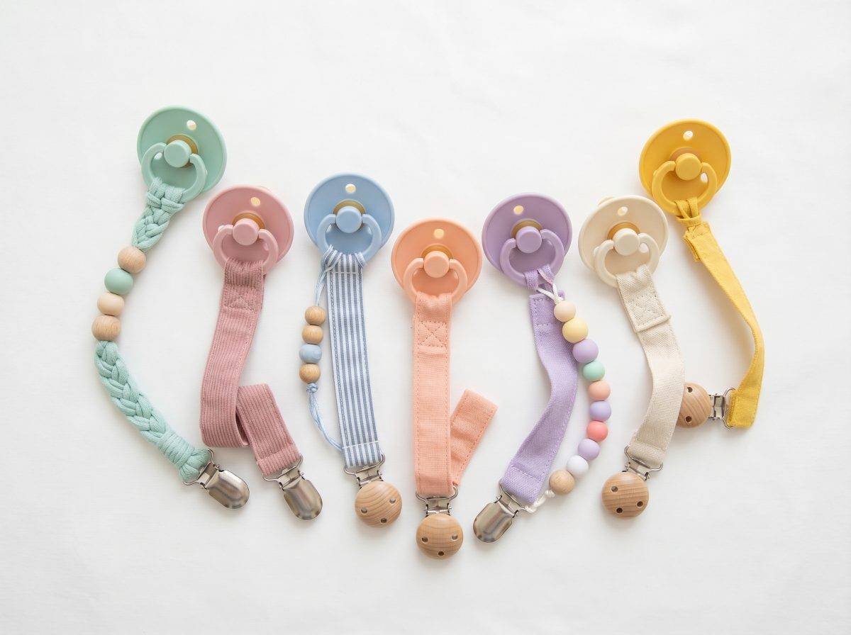 Diferentes tipos de chupeteros y chupetes para bebé en colores pastel — Los Mundos de Noa