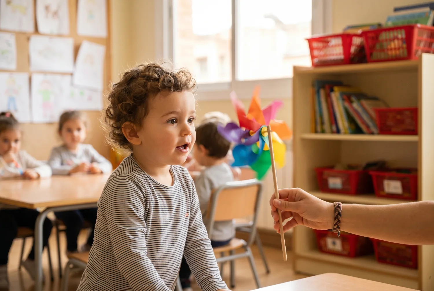 Niño soplando un molinillo de viento que gira en aula infantil