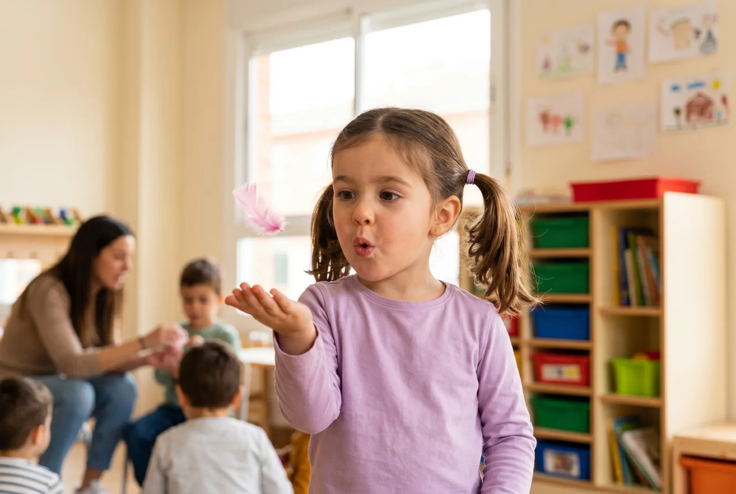 Niña soplando una pluma de colores que sale volando de su mano