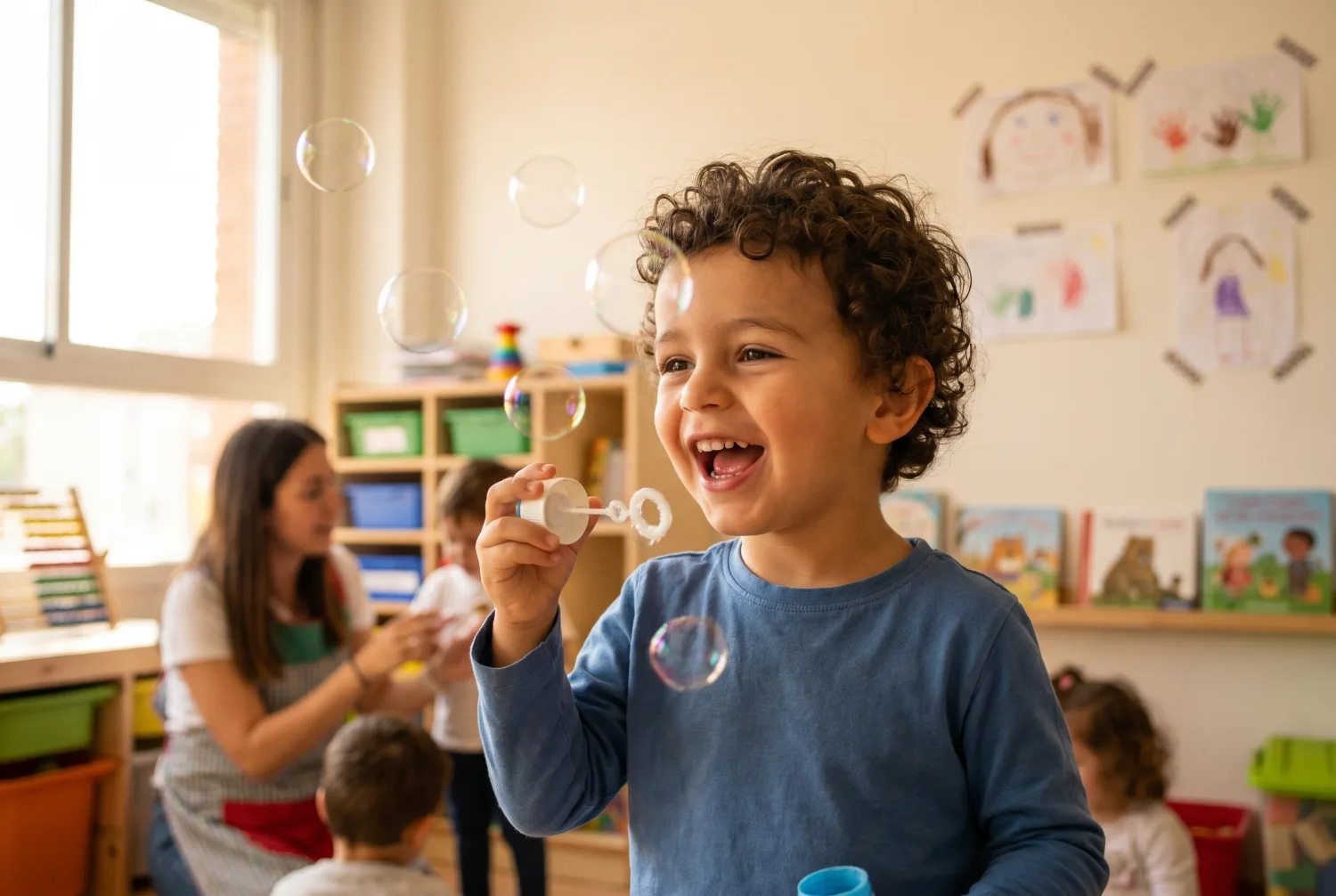 Niño de 3 años soplando pompas de jabón con cara de asombro en el aula — juegos de soplar para niños