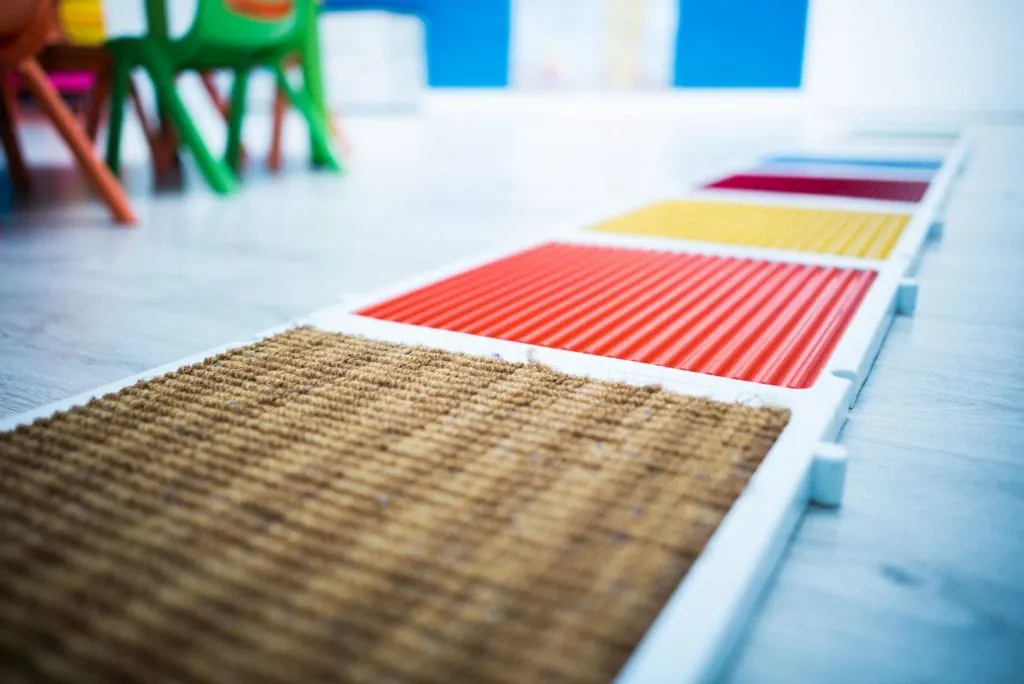 Camino sensorial de texturas en el suelo del aula de la escuela infantil Los Mundos de Noa