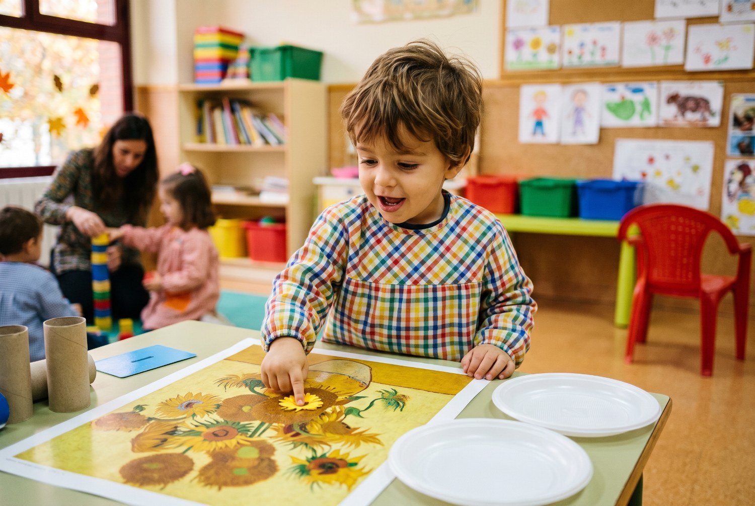 Niño de 2 años señalando con el dedo el amarillo de una lámina de los Girasoles de Van Gogh