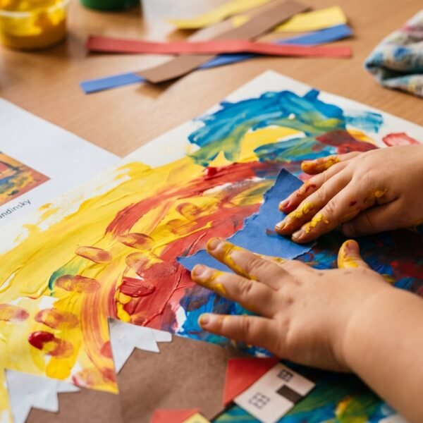 Otoño en Murnau de Kandinsky para niños: pintura de dedos y papeles de colores (1-3 años)