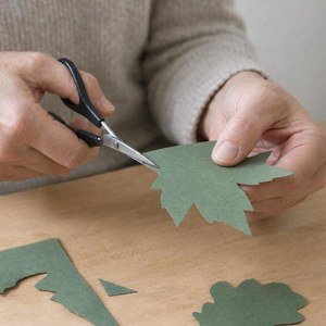 Papel kraft para recortar las siluetas de hoja