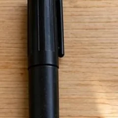 Rotulador negro de punta gruesa