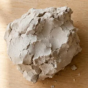 Bloque de arcilla de secado al aire sobre la mesa