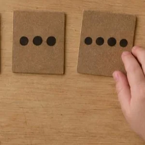 Tarjetas de cartón kraft con puntos negros de rotulador