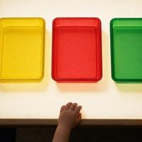 Bandejas translúcidas de colores sobre la mesa de luz encendida