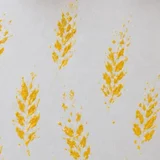 Papel blanco con huellas amarillas de espiga