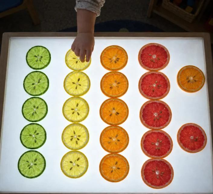Filas de fruta ordenada por color sobre el cristal encendido