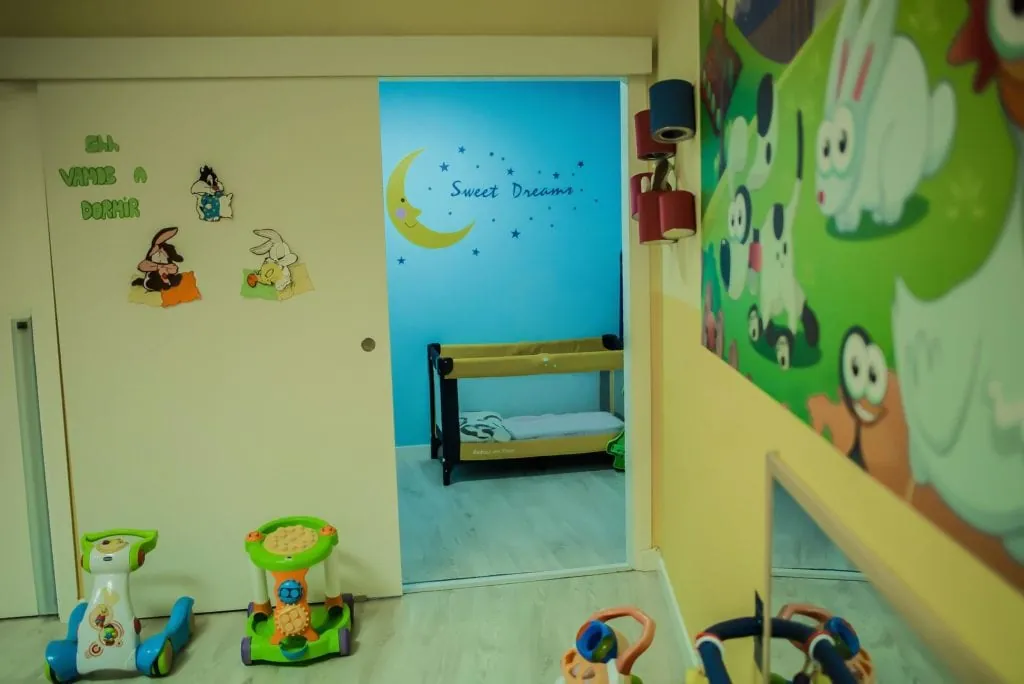 Sala de descanso con cuna, junto al aula, en la guardería Los Mundos de Noa