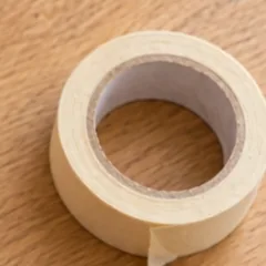 Rollo de cinta de carrocero sobre la mesa